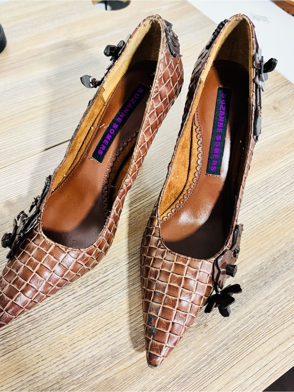 Suzanne Somers Brown Woven Leather Heels Floral Applique Pointed Pumps